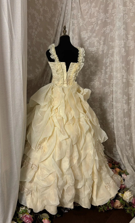 Unique A-Line Spaghetti Strap Bridal Gowns Pearls Lace Tiered Reffles Wedding Dress AP2950