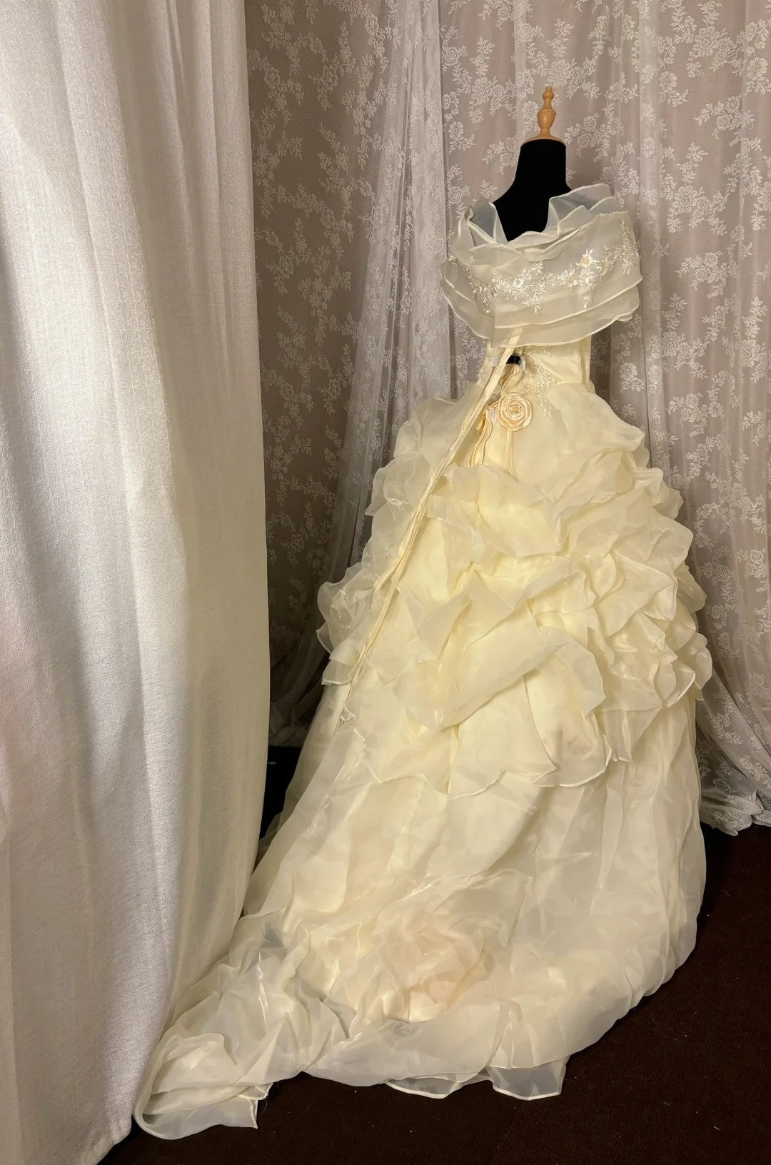 Vintage Square Neck A-Line Sweet 16th Gowns Handmade Flowers Sequins Appliques Ruffled Prom Dress AP3042