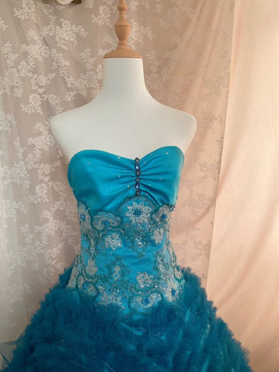 Sparkly Sweetheart Neck A-Line Sweet 16th Gowns Crystals Sequins Appliques Pleated Tulle Prom Dress AP3064