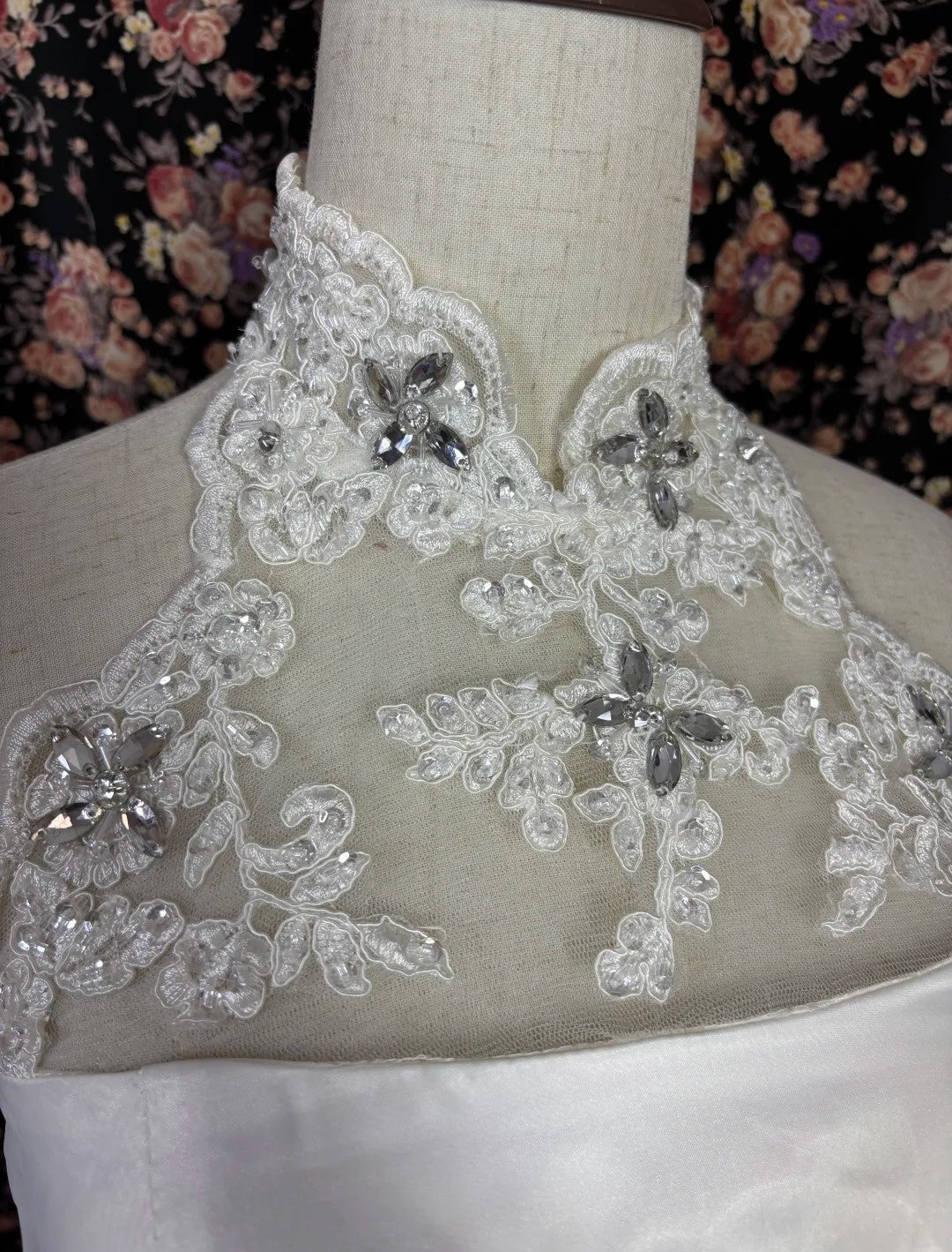 Trendy Mermaid Halter Neck Bridal Dress Rhinestones Sequins Appliques Ruffled Tiered Wedding Dress AP3072