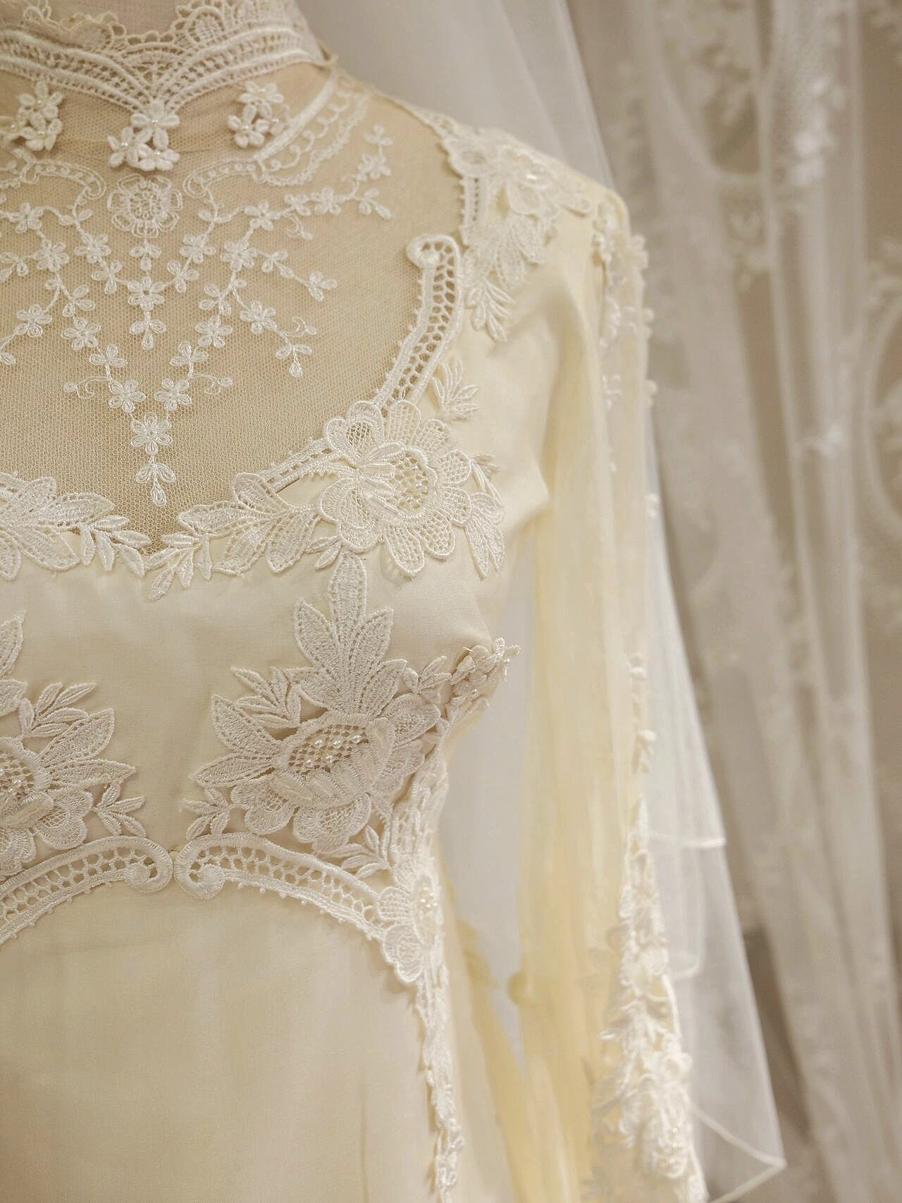 Simple A-Line Jewel Neck Bridal Gowns Sheer Long Sleeve Appliques Beads Tulle Wedding Dress AP3173