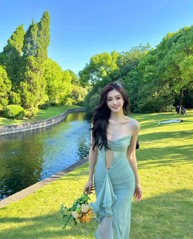 Fashionable Spaghetti Strap Cutout Design Maxi Dress Novelty Ruched Ruffles Tulle Splicing Mermaid Long Dress AP3502