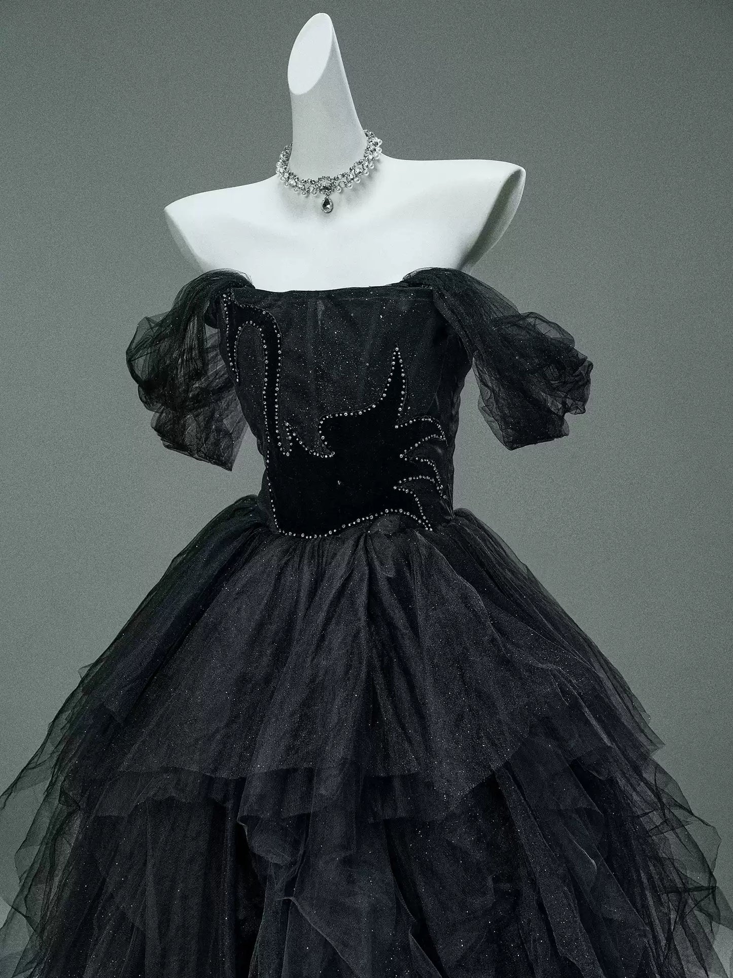 Vogue Off-Shoulder A-Line Sweet 16th Gowns Gothic-Style Sequins Black Tulle Prom Dress AP3921