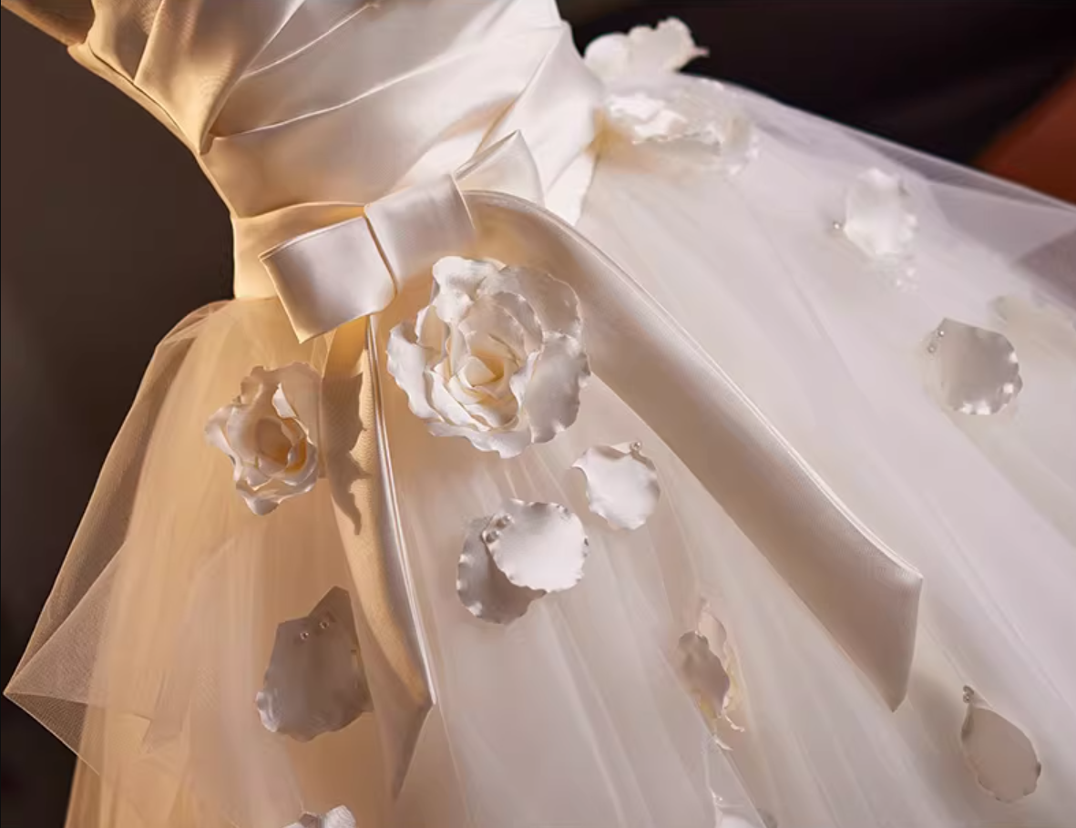 Lovely A-Line Strapless Tulle Bridal Gowns Handmade Flowers Bow Pleated Satin Wedding Dress AP5156