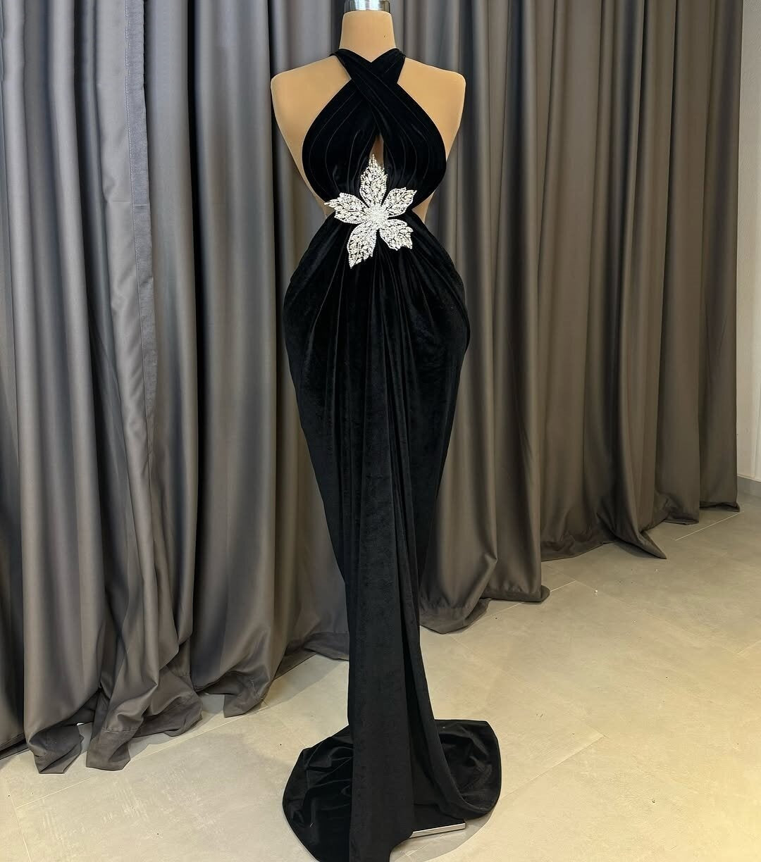 Gothic-Style Halter Neck Black Prom Dress Sheath Formal Wear Floral Beaded Evening Dress AP6787