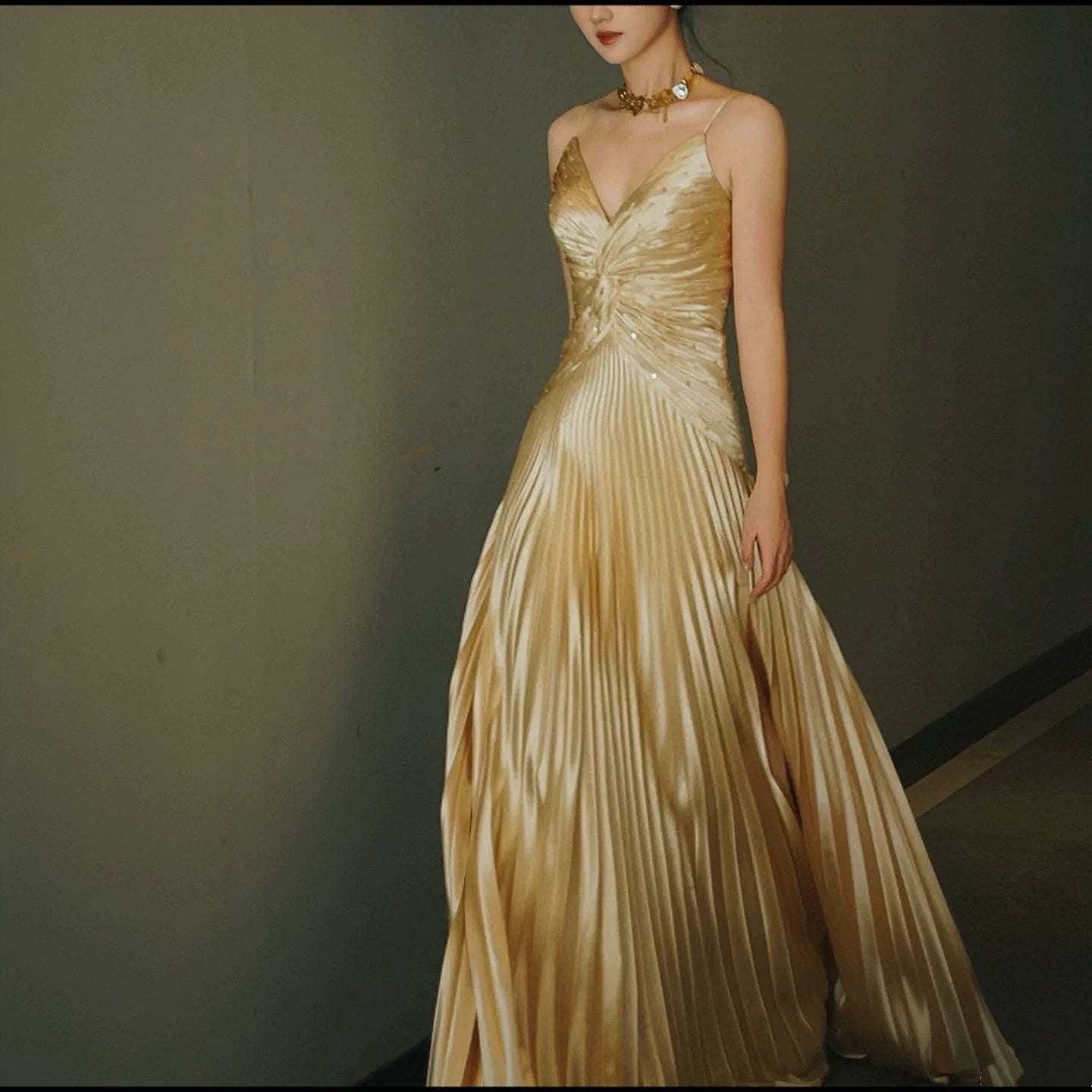 Classical Spaghetti Strap Pleated Gold Prom Dress Sequins A-Line Evening Dress AP7166