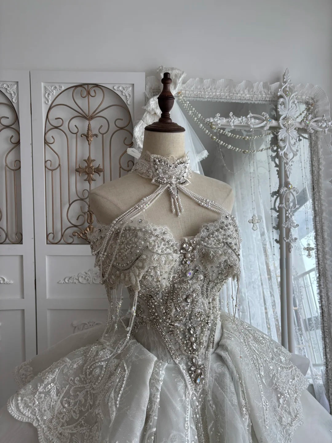 Luxurious Ivory Halter Heavy Rhinestone Beaded Lace A Line Short Wedding Dress Homecoming Dress AS2812