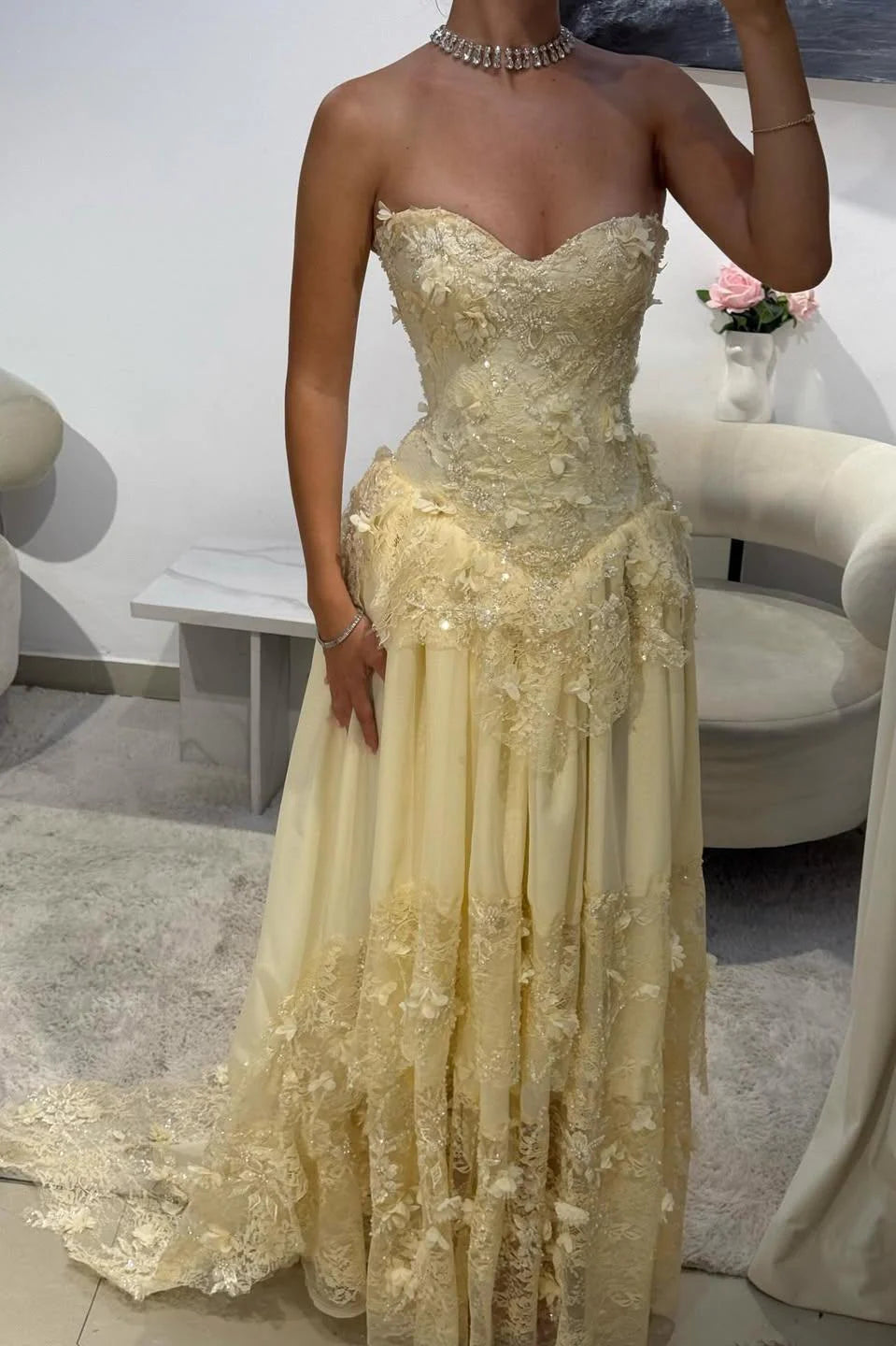 Vintage-Inspired Sweetheart Yellow Lace Prom Gown With Structured Bodice AD097