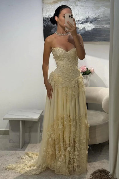 Vintage-Inspired Sweetheart Yellow Lace Prom Gown With Structured Bodice AD097