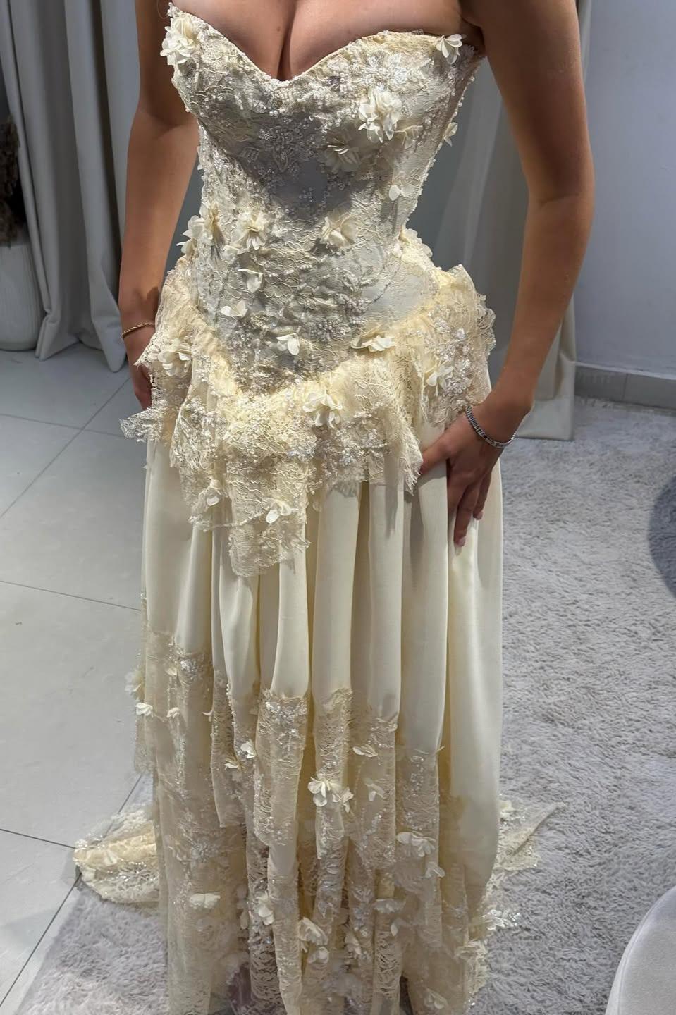 Vintage-Inspired Sweetheart Yellow Lace Prom Gown With Structured Bodice AD097