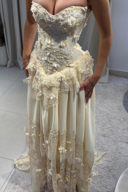 Vintage-Inspired Sweetheart Yellow Lace Prom Gown With Structured Bodice AD097