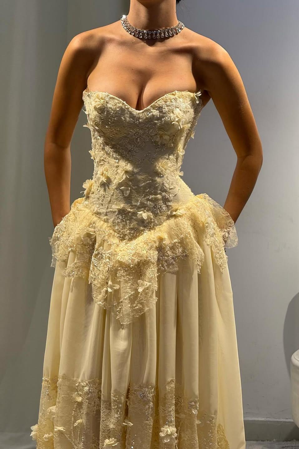 Vintage-Inspired Sweetheart Yellow Lace Prom Gown With Structured Bodice AD097