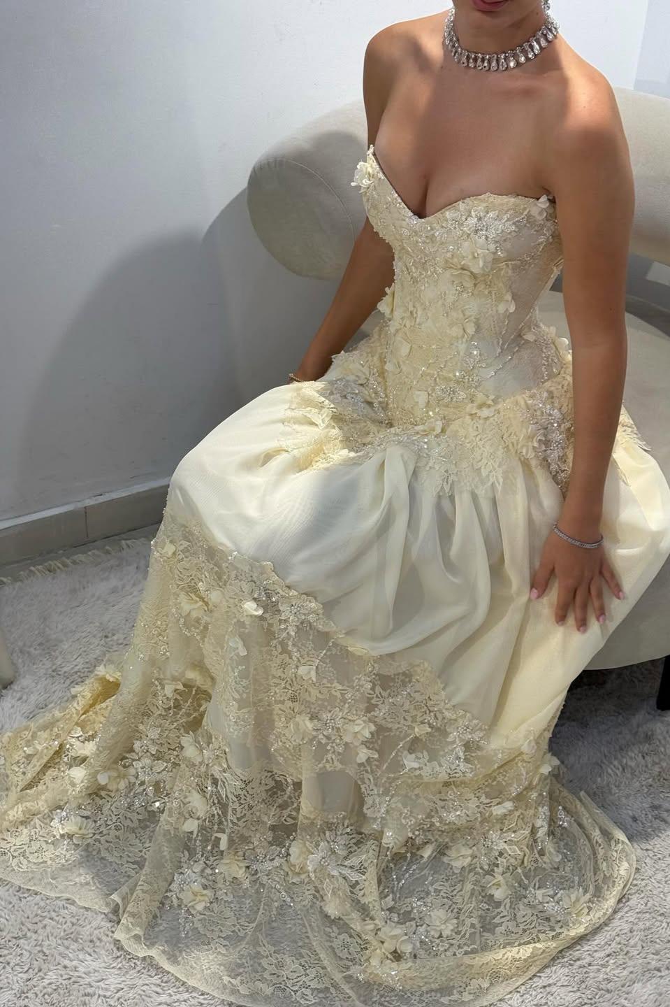 Vintage-Inspired Sweetheart Yellow Lace Prom Gown With Structured Bodice AD097