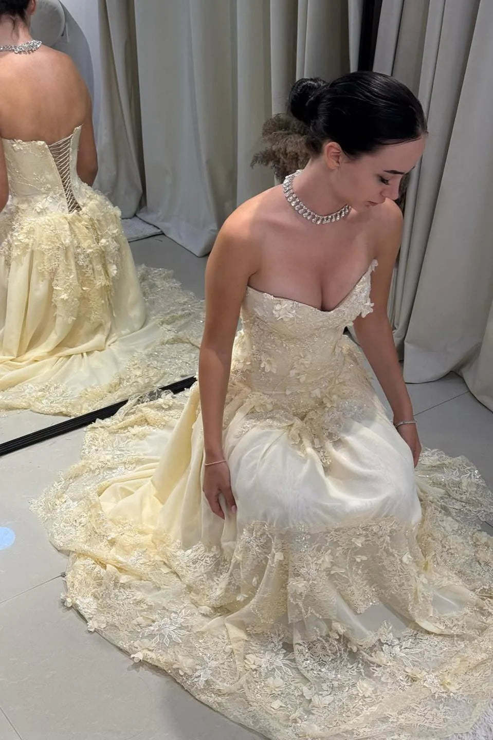 Vintage-Inspired Sweetheart Yellow Lace Prom Gown With Structured Bodice AD097