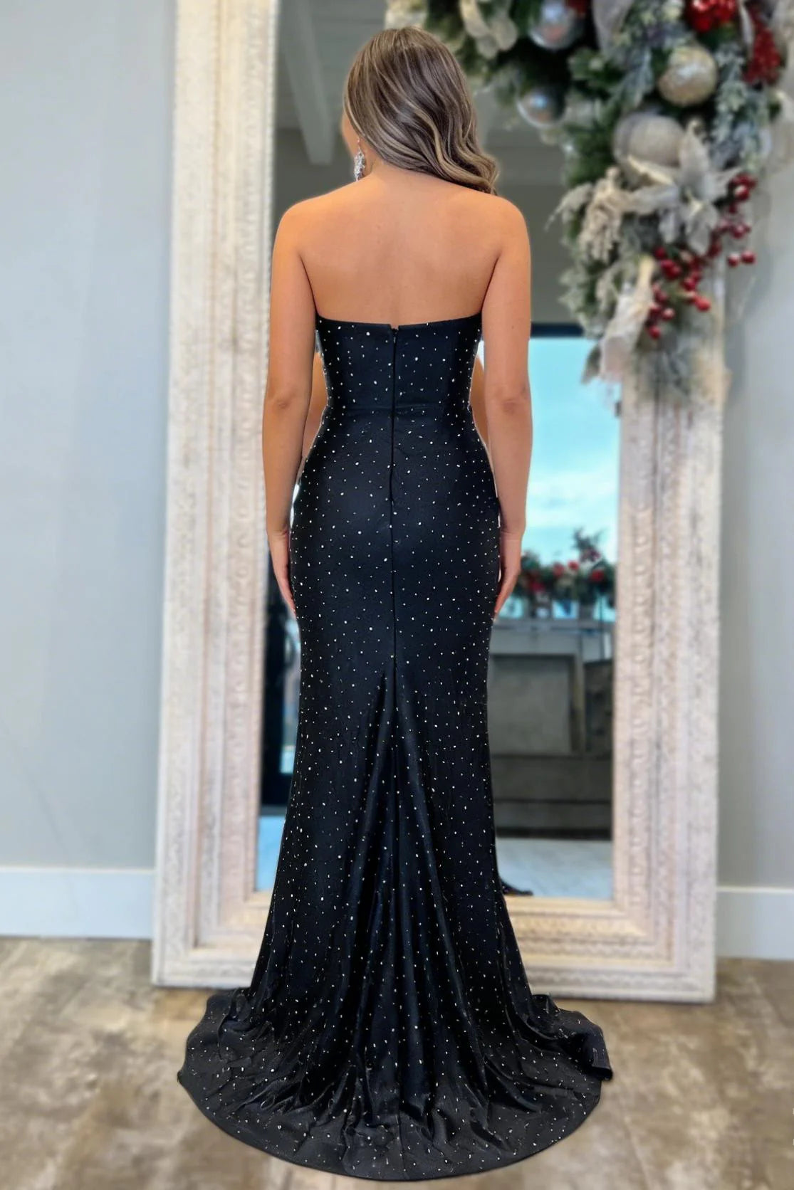 Elegant Black Mermaid Prom Dress With Sparkle Detail And Plunge Neckline AD386