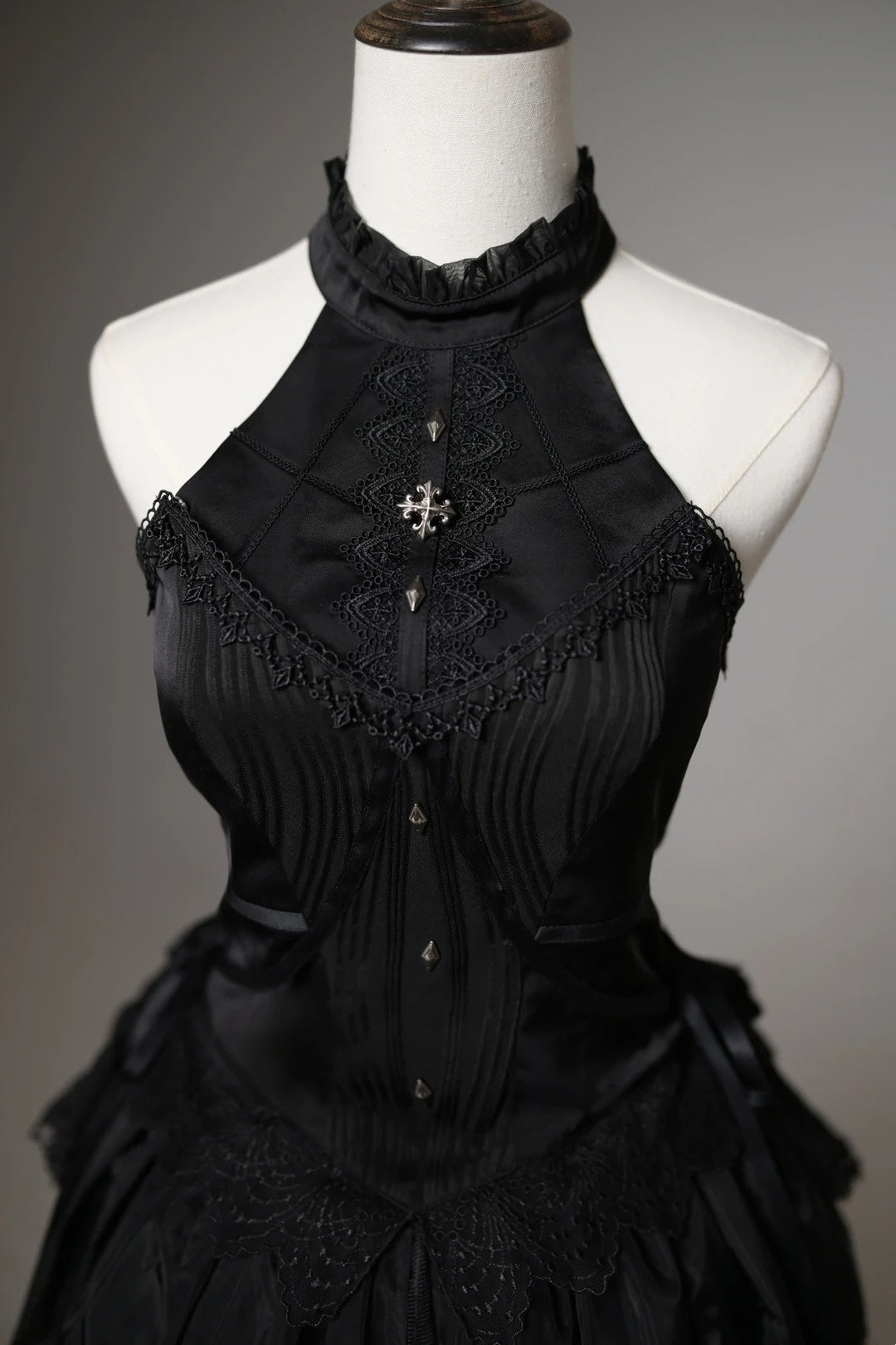 Dark Vintage Black Lace Trim Halter Neck Satin Bodice A Line Long Prom Dress With Metal Embellished AD912