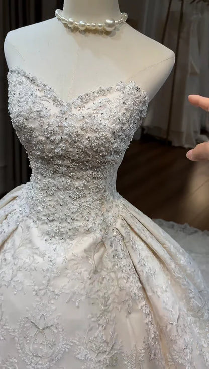 Classic Ivory Sweetheart Beaded Lace A-Line Wedding Dress With Chapel Train AE052