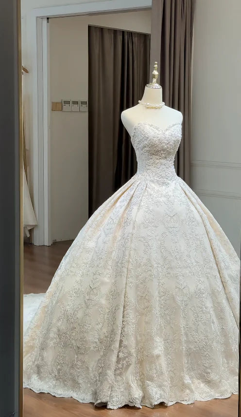Classic Ivory Sweetheart Beaded Lace A-Line Wedding Dress With Chapel Train AE052