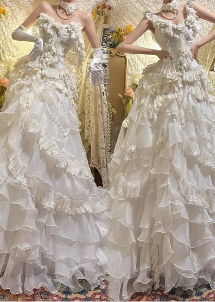 Vintage Ivory Strapless A Line Chapel Train Wedding Dress With 3D Rose Appliqués And Tiered Ruffled Skirt AE114