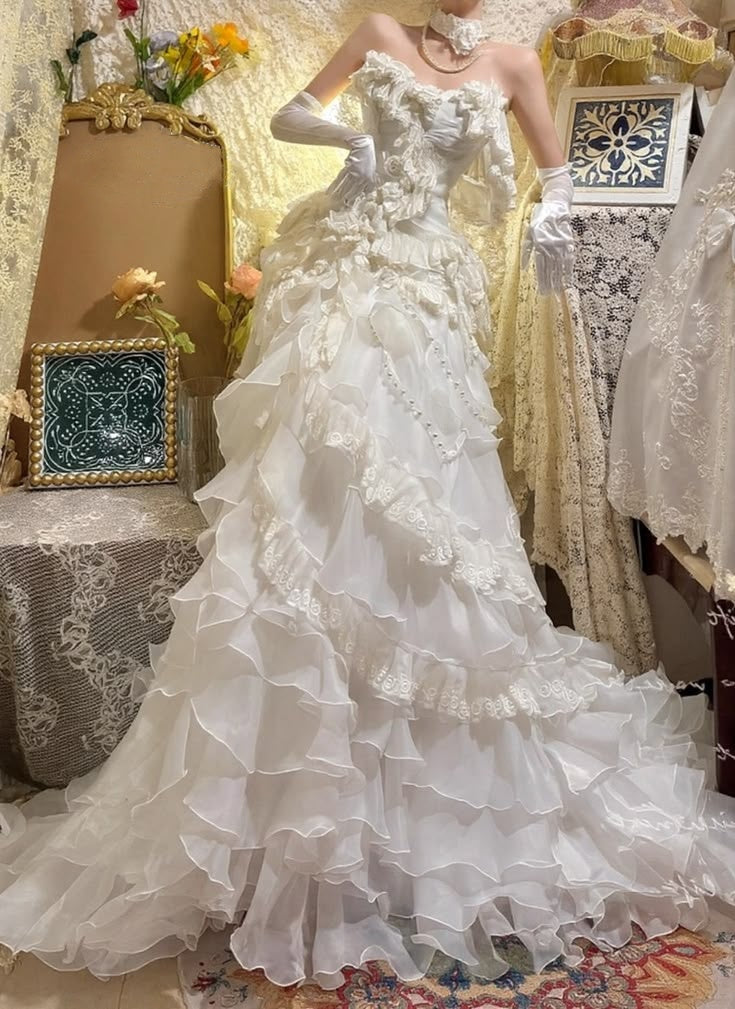 Vintage Ivory Strapless A Line Chapel Train Wedding Dress With 3D Rose Appliqués And Tiered Ruffled Skirt AE114