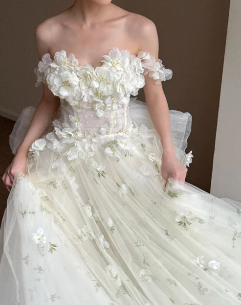 Whimsical Ivory Off The Shoulder A Line Wedding Dress With 3D Floral Appliqués Corset Bodice Large Back Tulle Bow Chapel Train AE122