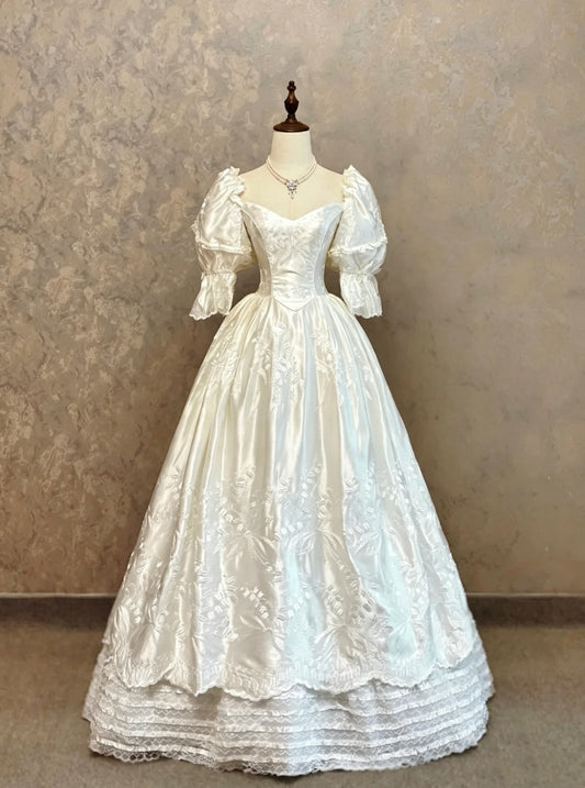 Elegant Ivory Satin Puffed Short Sleeve Corset Floral Embroidery Multi-Layer Lace Trim A Line Vintage Wedding Dress AE133