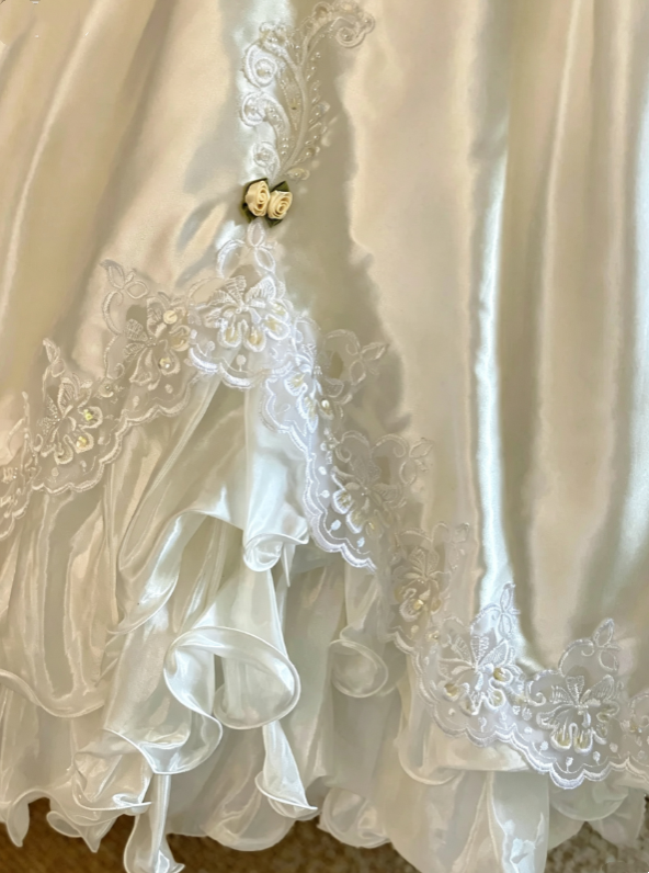 Elegant Ivory Puffed Short Sleeve Sweetheart Heavy Floral Lace Corset Mini Floral Accent Lace Ruffle Hem Satin Ballgown Wedding Dress AE146