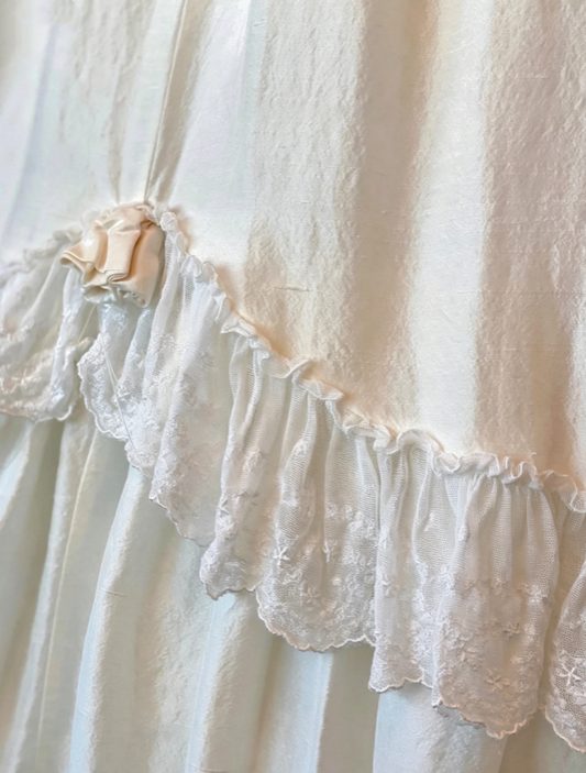 Chic Ivory Square Neck Puffed Short Sleeve Floral Applique Corset A Line Satin Lace Ruffle Long Wedding Dress AE155