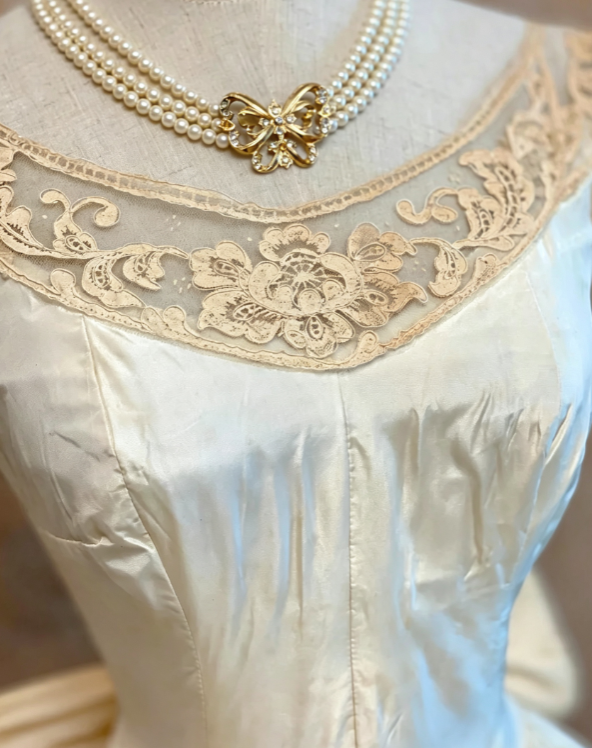 Vintage Ivory Cap Sleeve Illusion V Neck Floral Lace Neck Satin Bow A Line Long Wedding Dress AE162