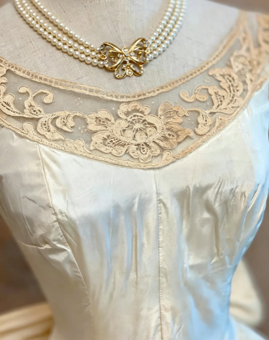 Vintage Ivory Cap Sleeve Illusion V Neck Floral Lace Neck Satin Bow A Line Long Wedding Dress AE162