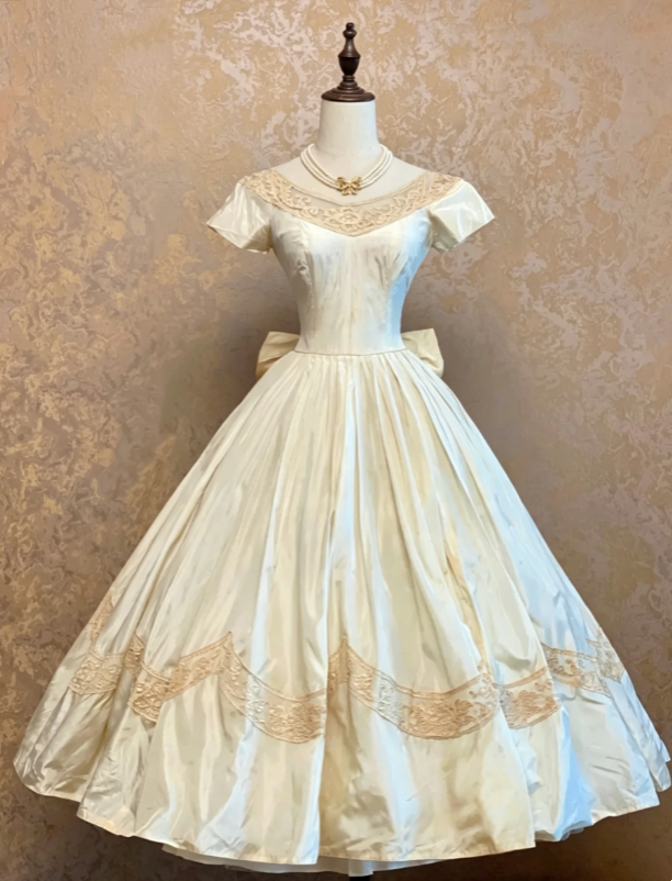 Vintage Ivory Cap Sleeve Illusion V Neck Floral Lace Neck Satin Bow A Line Long Wedding Dress AE162