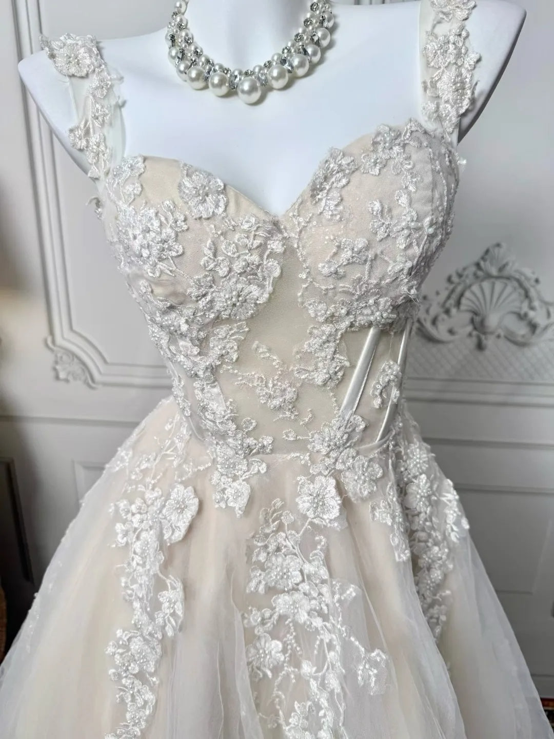 Delicate Nude Sweetheart Strap 3D Floral Lace Appliques Tulle A Line Short Homecoming Dress AE200