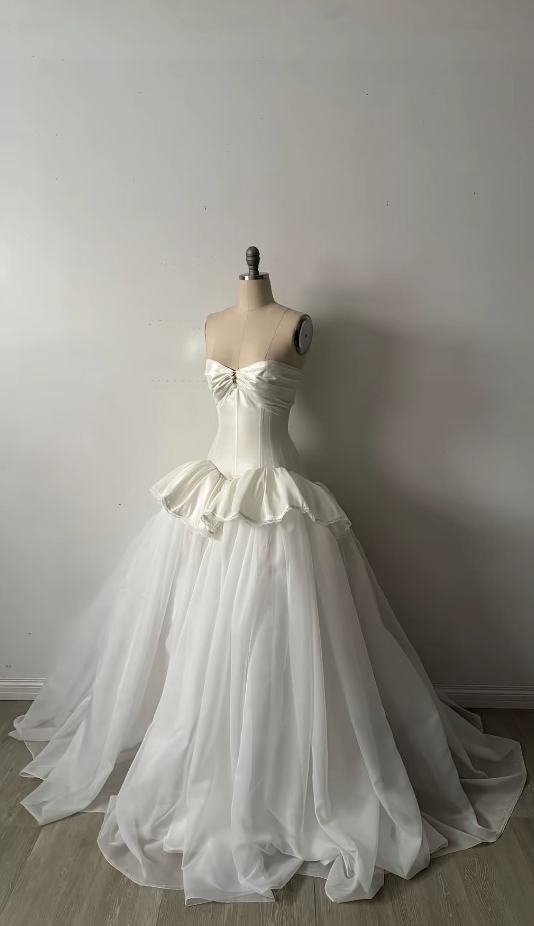 Chic White Strapless Sweetheart Twist Bodice A Line Long Wedding Dress AE211