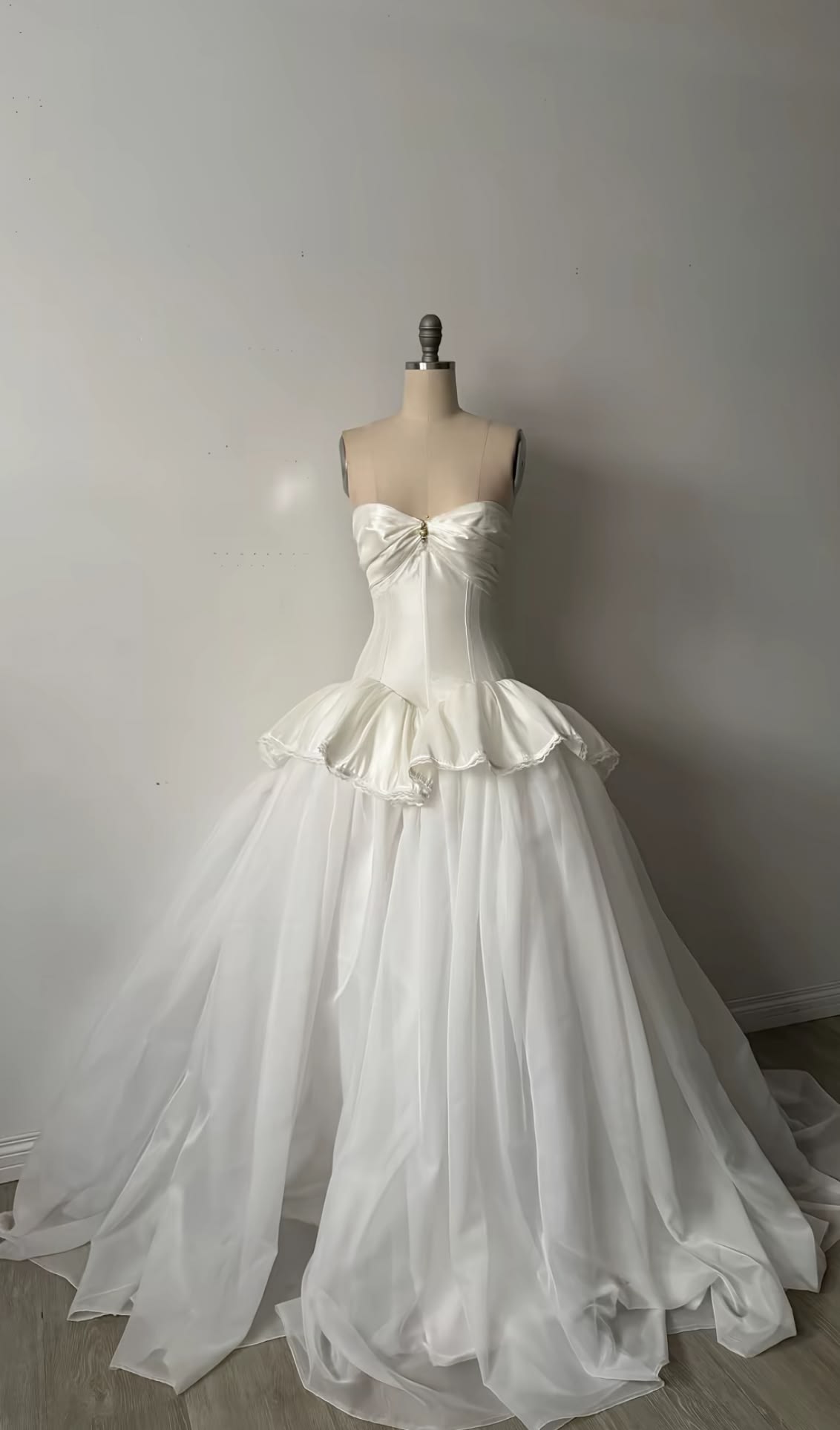 Chic White Strapless Sweetheart Twist Bodice A Line Long Wedding Dress AE211