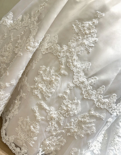 Delicate Ivory Spaghetti Straps Lace Beaded Appliqué Satin A-Line Long Wedding Dress With Chapel Train AE213