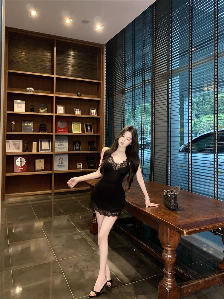 Summer Alluring Lace Edge Skirt Close-Fitting V Neck Spaghetti Strap Short Dress AP0309