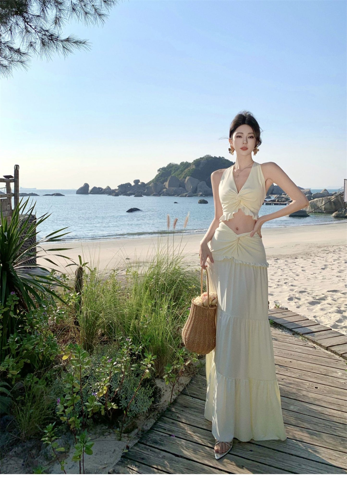 Travel Outfit Set Ruffled Lightweight Dress with Open Waist V-Neck Halter Dress AP0341