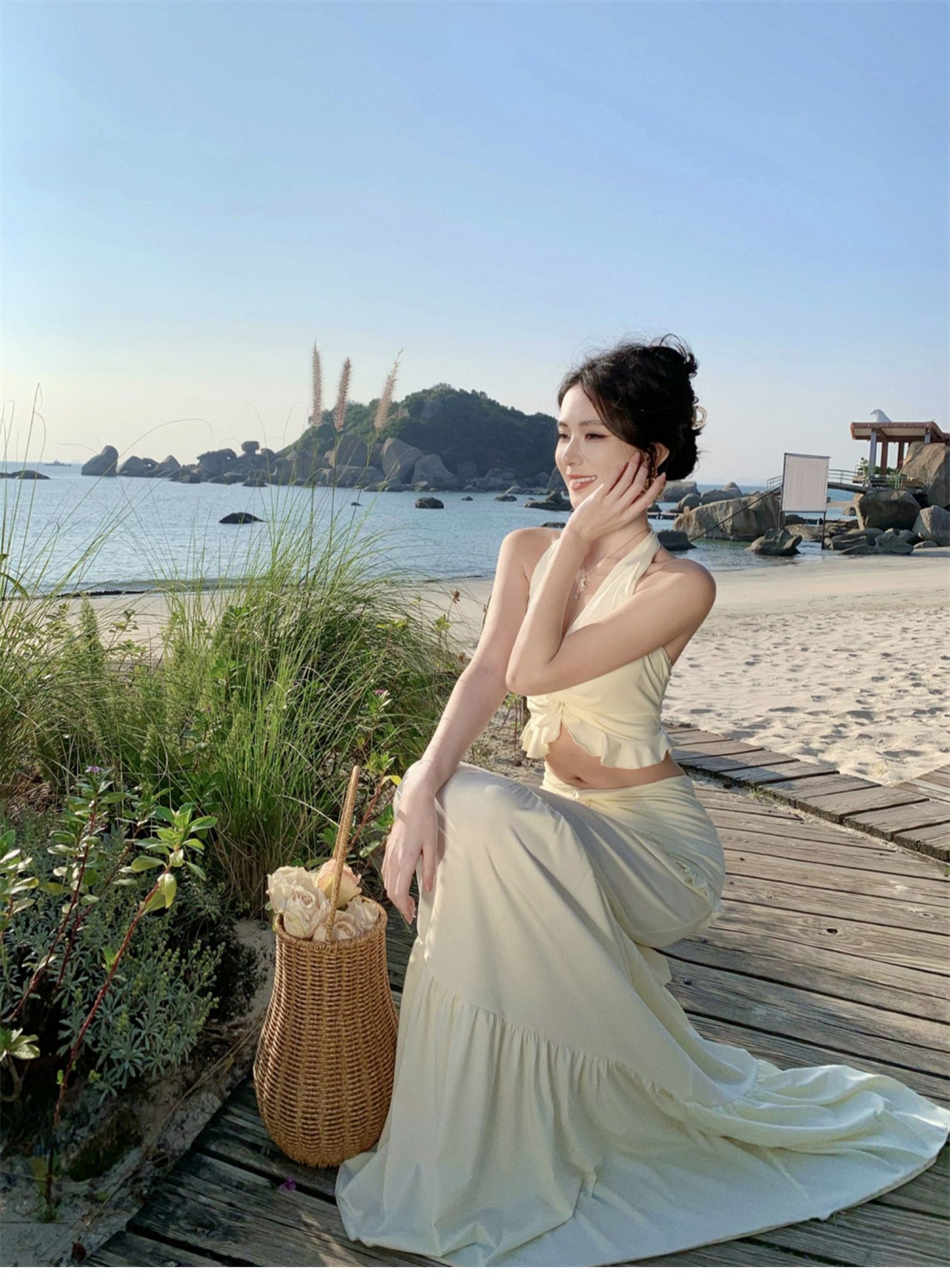 Travel Outfit Set Ruffled Lightweight Dress with Open Waist V-Neck Halter Dress AP0341