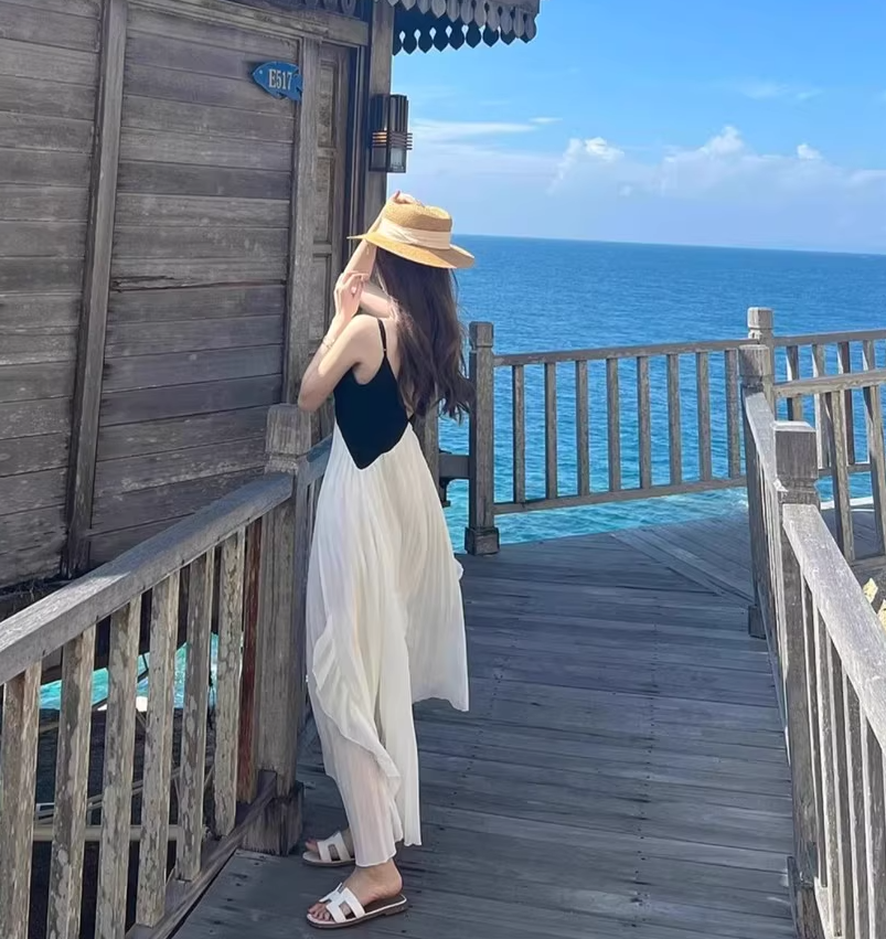 Shirred Tulle White-Black Splicing V Neck Brightening Dress Spaghetti Strap Vacation Long Dress AP0420