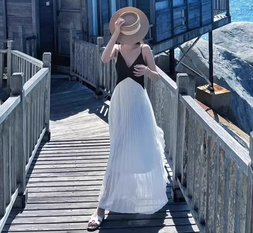 Shirred Tulle White-Black Splicing V Neck Brightening Dress Spaghetti Strap Vacation Long Dress AP0420