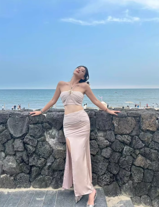 Chic Two-Piece Sheath Long Dress Open Waist High-Slit Sheen Halter Long Dress AP0577