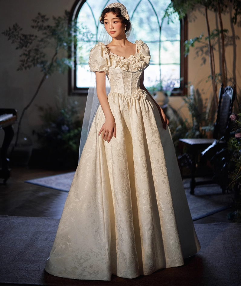 Retro Satin Fabric White Lustrous Applique Maxi Dress Puff Sleeve Feast Prom Long Dress AP0737