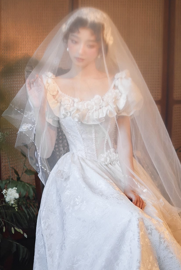 Retro Satin Fabric White Lustrous Applique Maxi Dress Puff Sleeve Feast Prom Long Dress AP0737