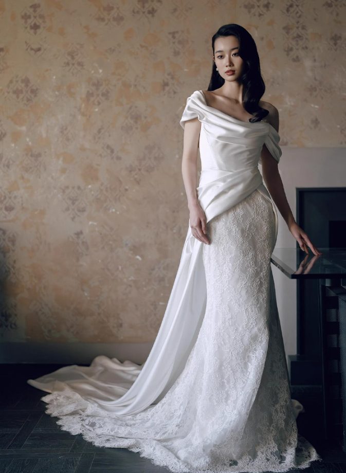 Elegant Lace Hem Satin Fabric Mermaid Dress Stylish Asymmetric Neck Cinched-Waist Wedding Dress AP0750