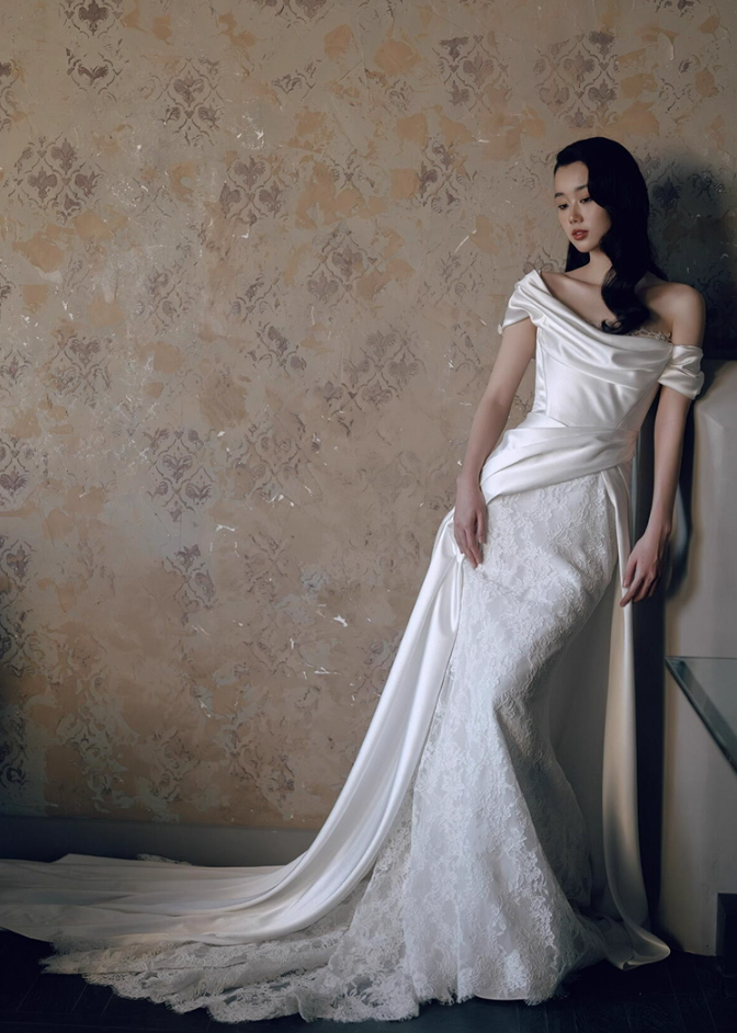 Elegant Lace Hem Satin Fabric Mermaid Dress Stylish Asymmetric Neck Cinched-Waist Wedding Dress AP0750