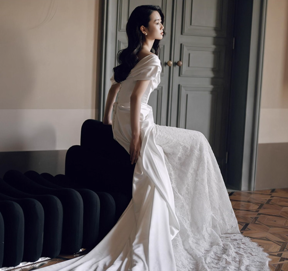 Elegant Lace Hem Satin Fabric Mermaid Dress Stylish Asymmetric Neck Cinched-Waist Wedding Dress AP0750