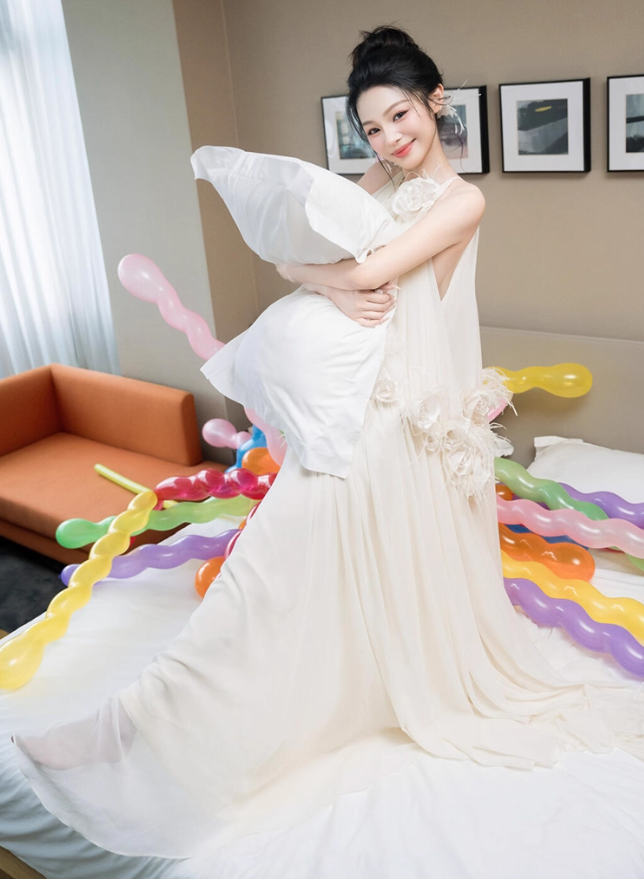 Flowy Loose Style Soft Fabric Maxi Dress 3D Petal Feather Floor-length Prom Dress AP0757