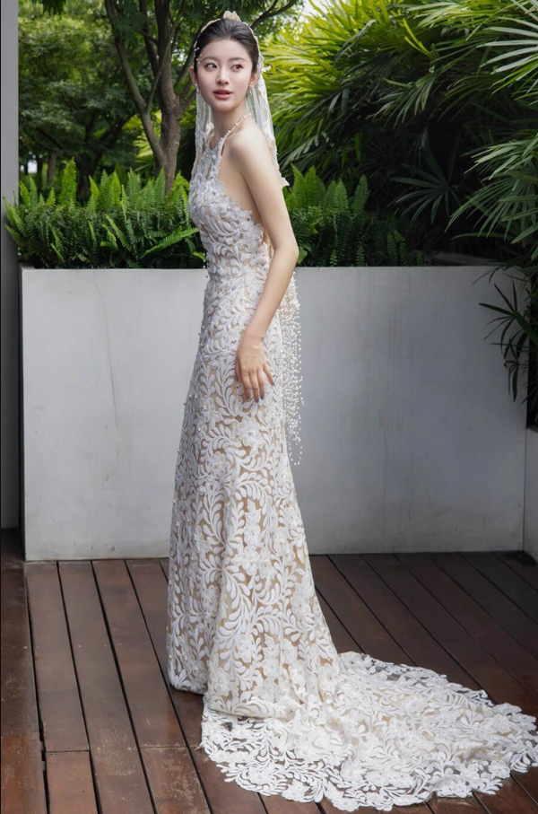 Vogue Breathable Fabric Beading Backless Mermaid Dress 3D Petal Halter Wedding Dress AP0761