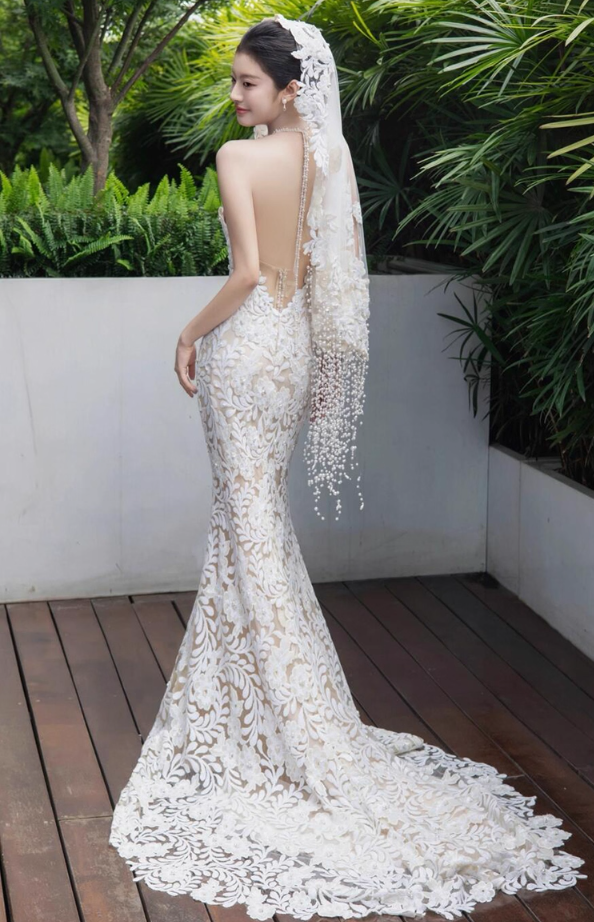 Vogue Breathable Fabric Beading Backless Mermaid Dress 3D Petal Halter Wedding Dress AP0761