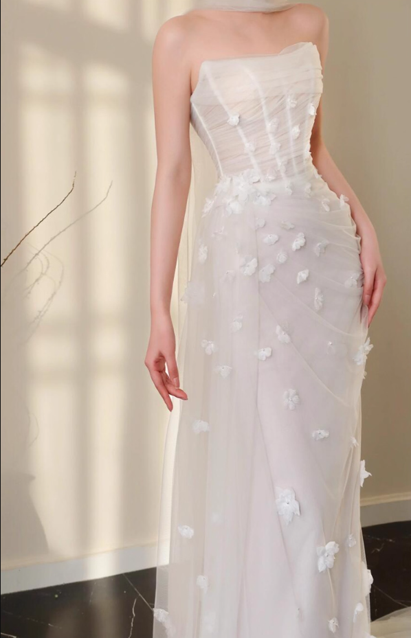 Vogue Tulle Layered 3D Petal Strapless Feast Dress Elegant Cinched-Waist Prom Dress AP0773